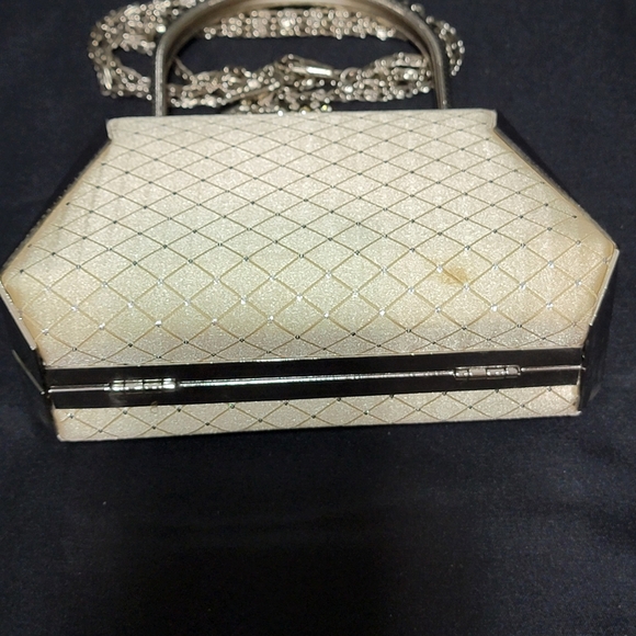 Beautiful And Elegant Vintage Evening Handbag With Metal Shoulder Strap - Picture 5 of 9